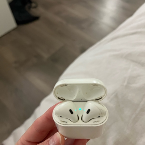 AirPods - Picture 2 of 4
